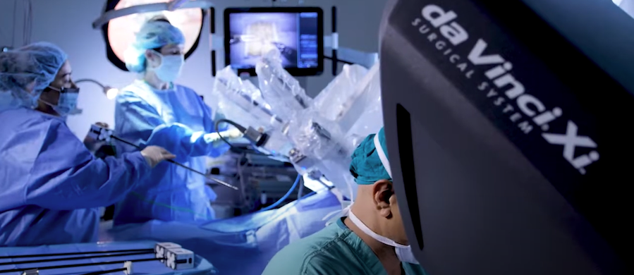 I surgeon using the da vinci surgical system to assist with an operation